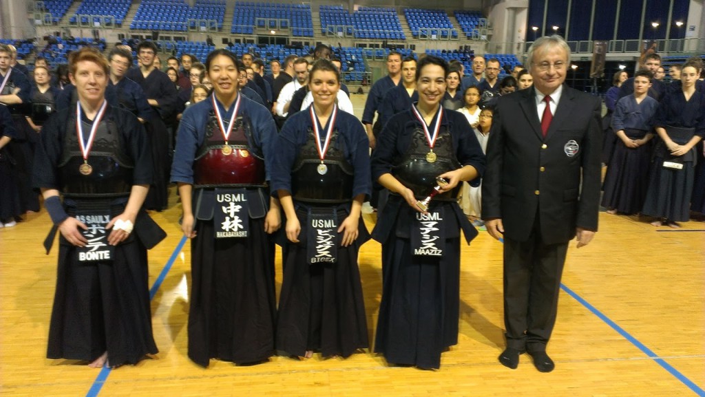 remise de médaille compétition yudansha kendo 2014